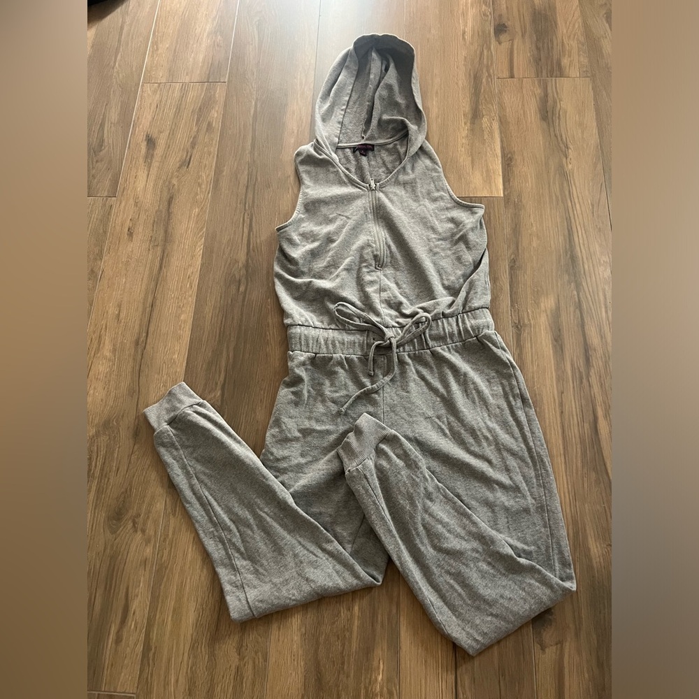 Material Girl Womens Gray Sleeveless Hooded Jumpsuit Size Medium Romper